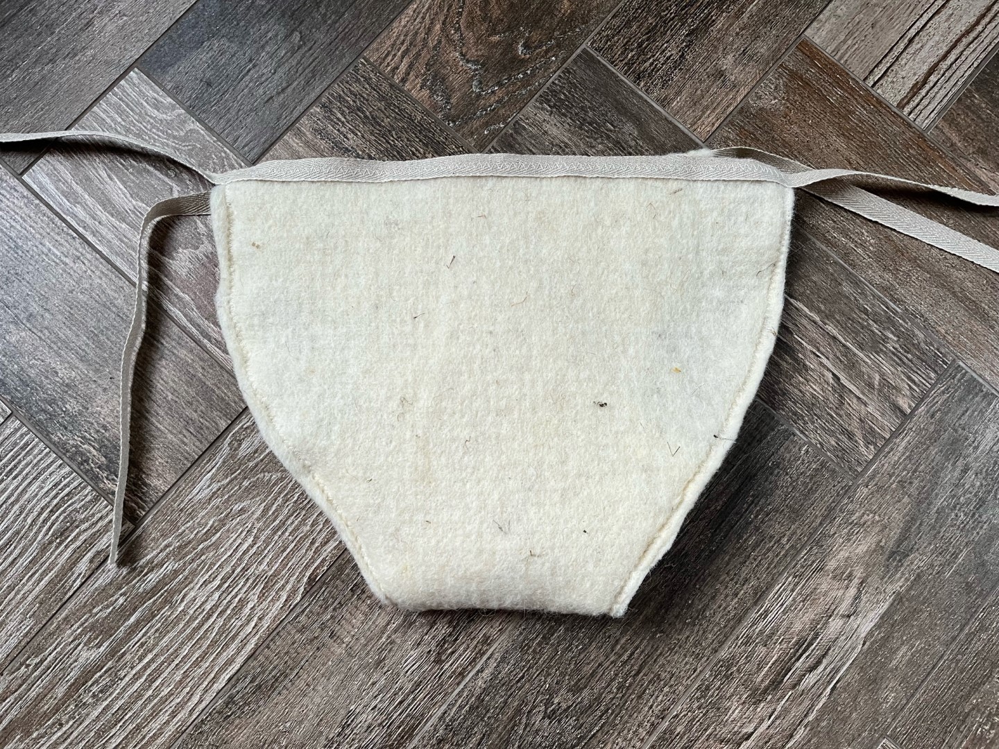 Begrafeniskleding: Incontinentieslip tegen doorlekken na overlijden, van milieuvriendelijke wol, geheel afbreekbaar.