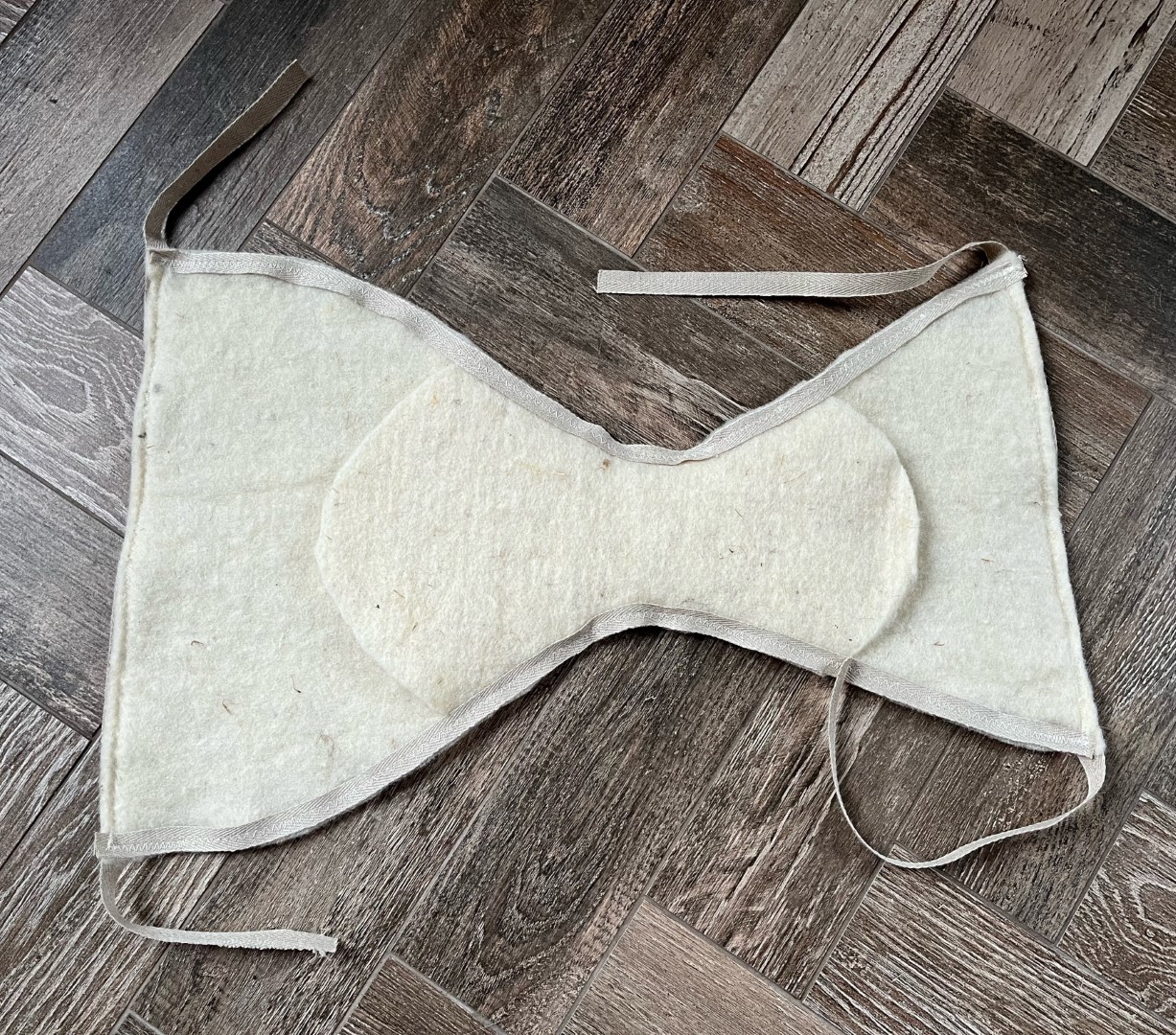 Begrafeniskleding: Incontinentieslip tegen doorlekken na overlijden, van milieuvriendelijke wol, geheel afbreekbaar.