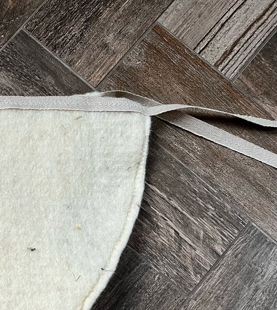 Begrafeniskleding: Incontinentieslip tegen doorlekken na overlijden, van milieuvriendelijke wol, geheel afbreekbaar.