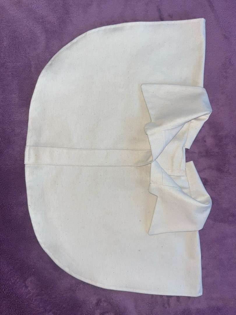 Begrafeniskleding: Kraagje van biologisch afbreekbaar katoen, voor onder wade of hemd, geschikt voor natuurbegrafenis of crematie