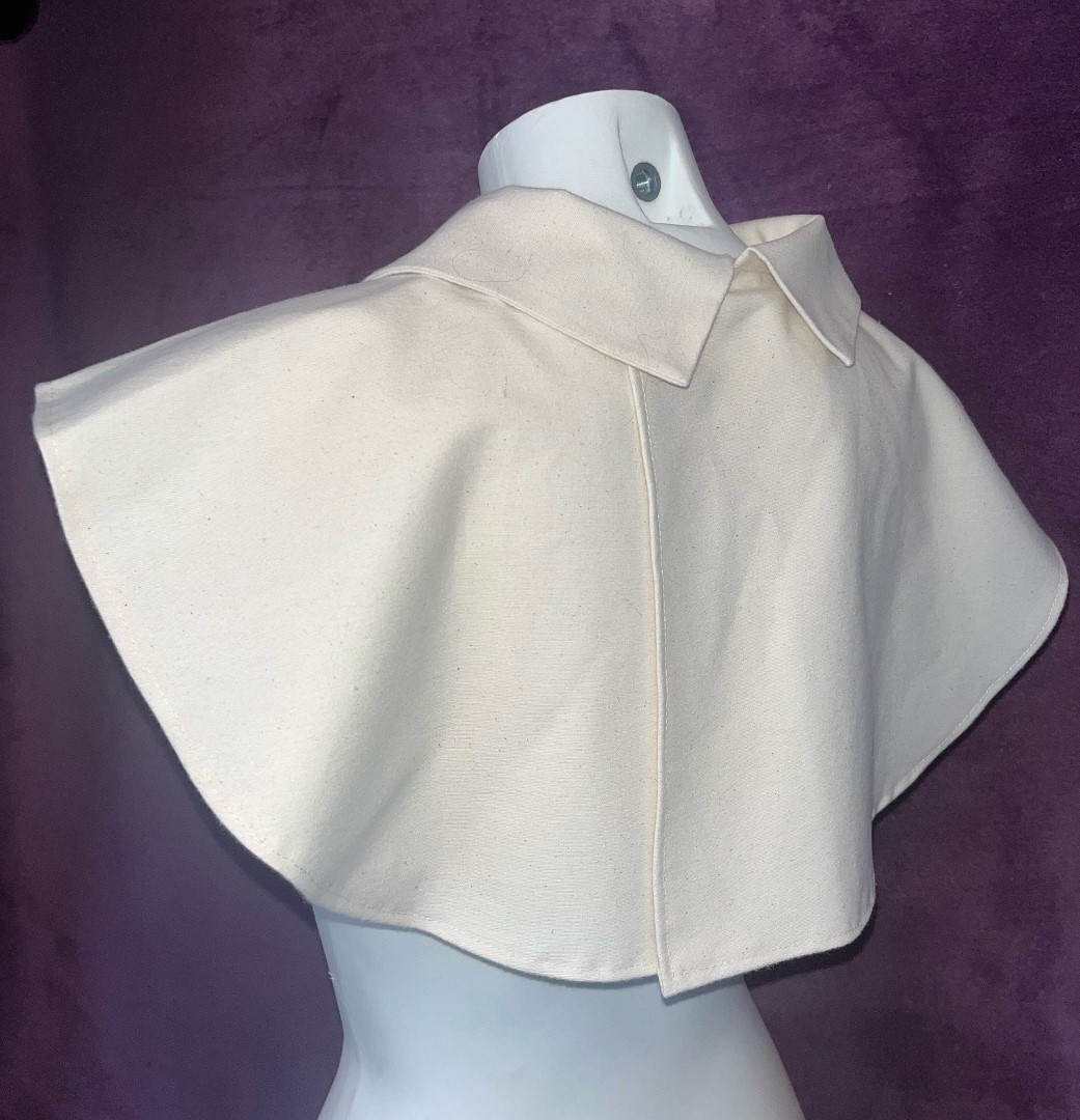 Begrafeniskleding: Kraagje van biologisch afbreekbaar katoen, voor onder wade of hemd, geschikt voor natuurbegrafenis of crematie