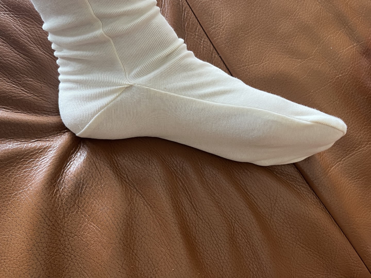 Begrafeniskleding: Witte sokken van biologisch katoen, van milieuvriendelijke stof, geheel afbreekbaar, geschikt voor natuurbegrafenis of crematie