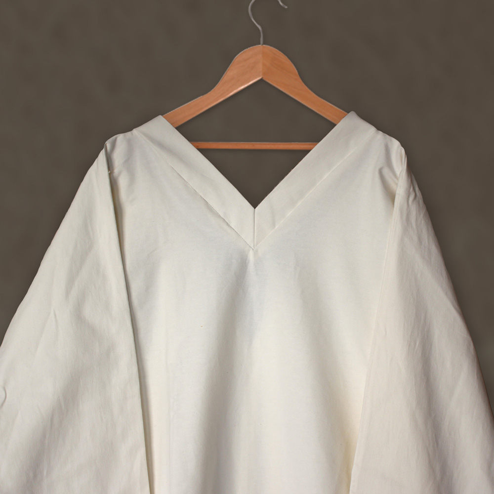 Uitvaartkleding: Naturel doodshemd van biologisch katoen, geschikt voor natuurbegrafenis en crematie