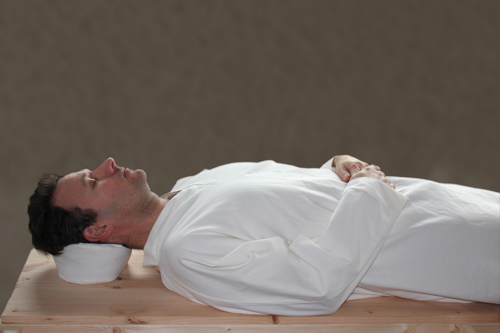 Uitvaartkleding: Naturel doodshemd van biologisch katoen, geschikt voor natuurbegrafenis en crematie