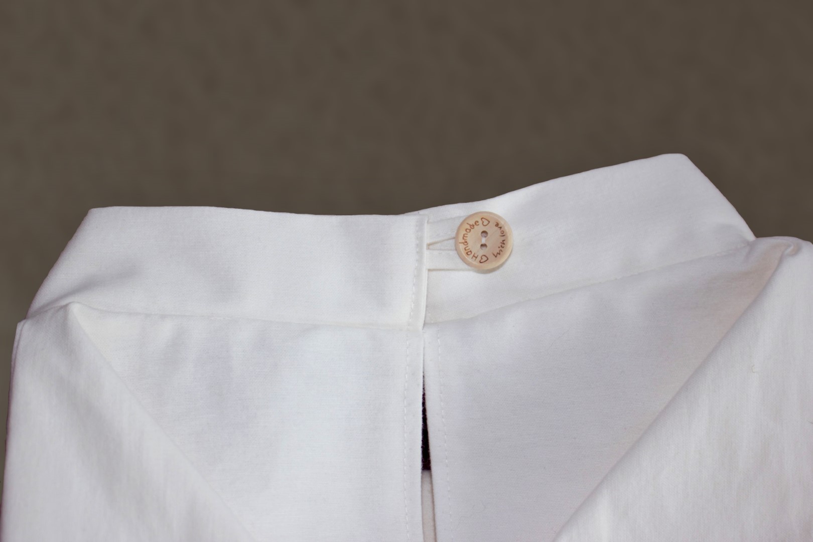 Uitvaartkleding: Naturel doodshemd van biologisch katoen, geschikt voor natuurbegrafenis en crematie