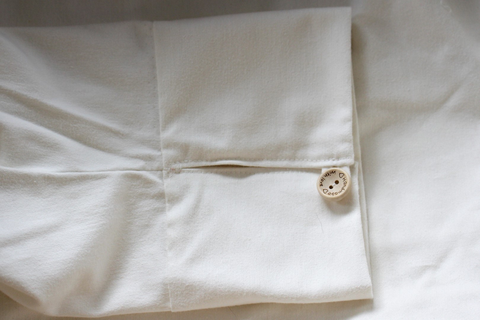 Uitvaartkleding: Naturel doodshemd van biologisch katoen, geschikt voor natuurbegrafenis en crematie