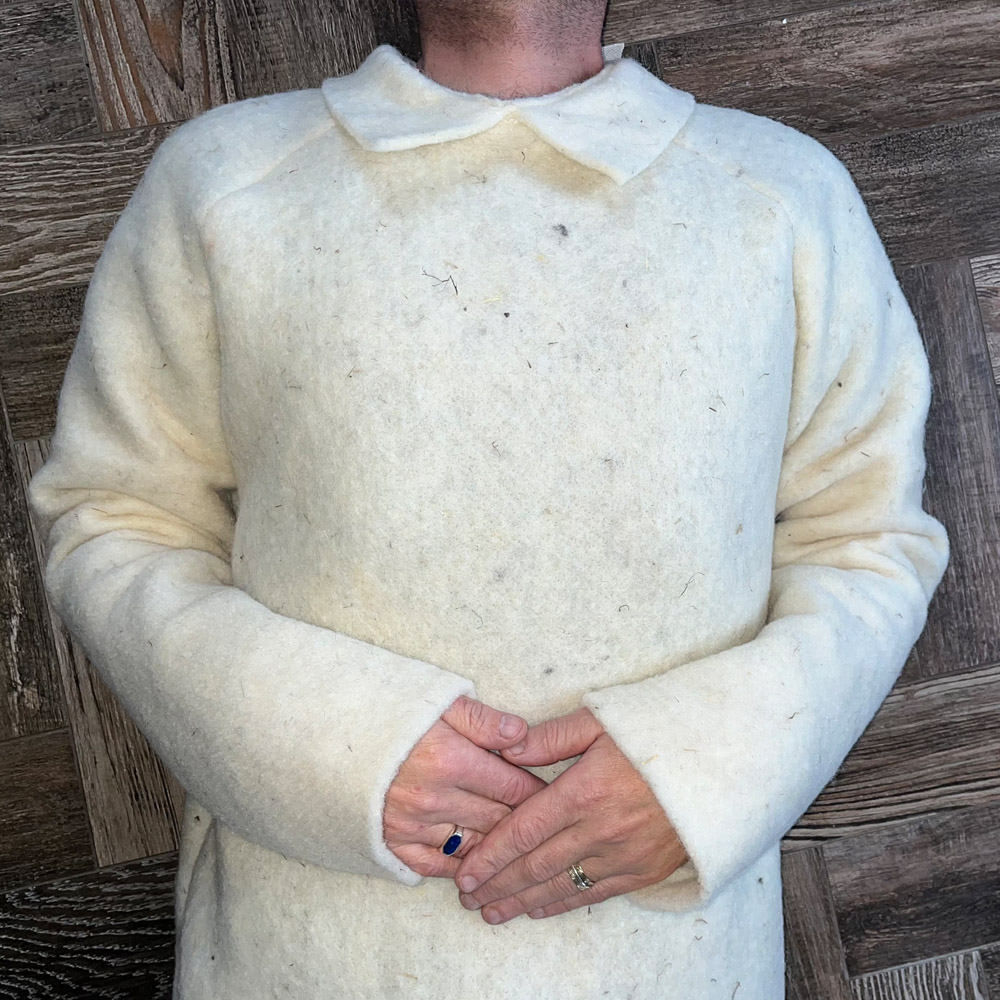 Uitvaartkleding: Witte wollen heren hemd, ook geschikt voor resomatie, gemaakt van geheel biologisch afbreekbare wol, voor een verantwoorde begrafenis of crematie