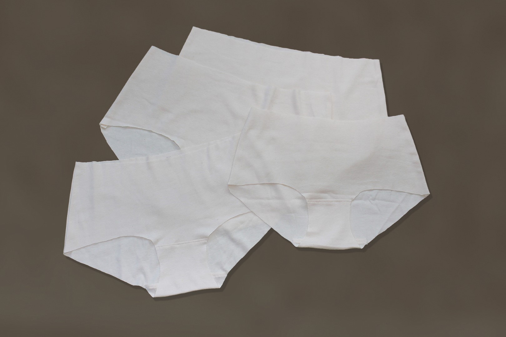 Afscheidskleding: Dames onderbroekje voor overledene, van biologisch afbreekbaar katoen, komt met antilek inlegger van wol