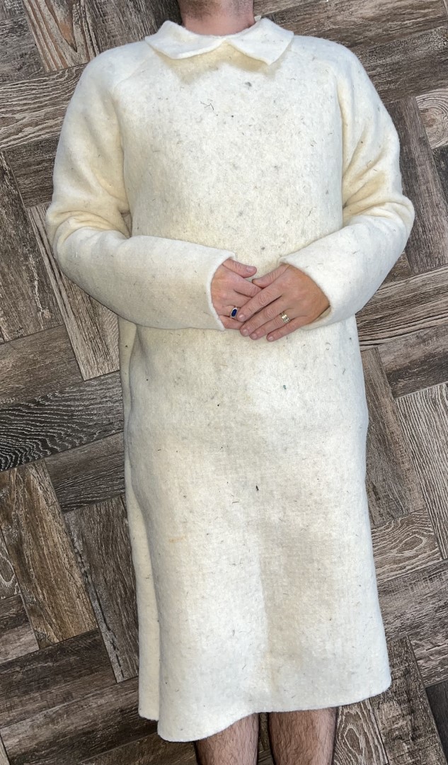 Uitvaartkleding: Witte wollen heren hemd, ook geschikt voor resomatie, gemaakt van geheel biologisch afbreekbare wol, voor een verantwoorde begrafenis of crematie