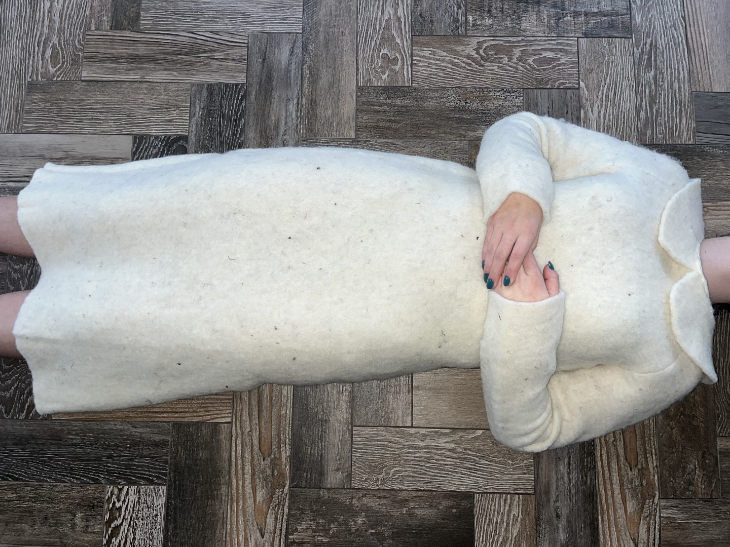 Uitvaartkleding: Witte wollen dames jurk, ook geschikt voor resomeren, gemaakt van geheel biologisch afbreekbare wol, voor een verantwoorde begrafenis of crematie