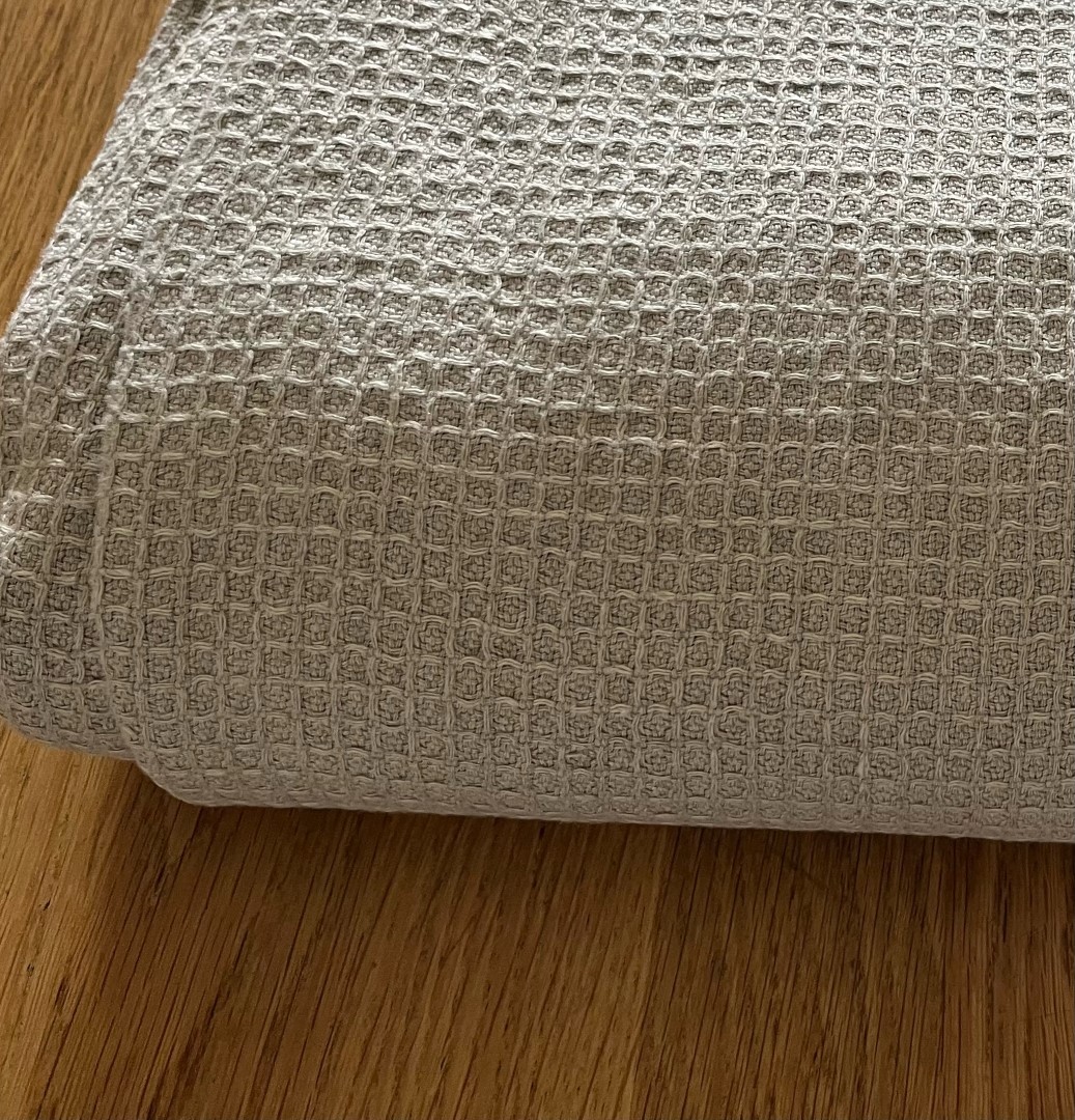 De wade No-Nonsense Wafel is gemaakt van vlas dat in Europa gegroeid en verwerkt is tot linnen. Deze linnen wade heeft een wassing ondergaan en is daarmee opvallend zacht en soepel.