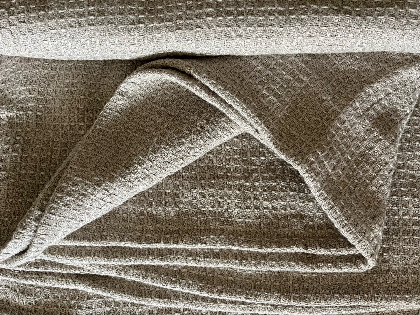 De wade No-Nonsense Wafel is gemaakt van vlas dat in Europa gegroeid en verwerkt is tot linnen. Deze linnen wade heeft een wassing ondergaan en is daarmee opvallend zacht en soepel.