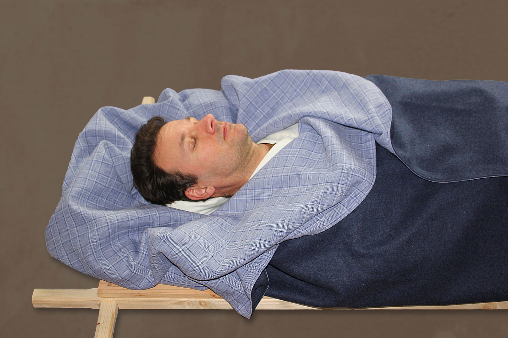 Wade Thuis een mooie luxe, dubbelzijdige wikkeldoek van blauwe linnen en wol, zacht en duurzaam, geheel biologisch afbreekbaar in ons assortiment. 