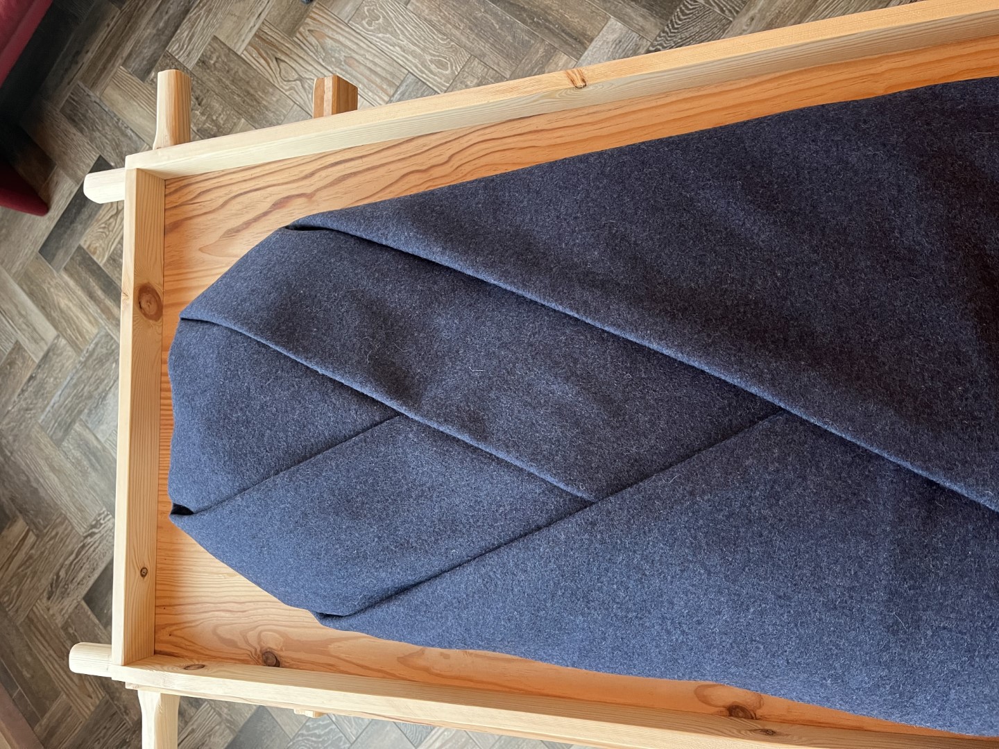 Wade Thuis een mooie luxe, dubbelzijdige wikkeldoek van blauwe linnen en wol, zacht en duurzaam, geheel biologisch afbreekbaar in ons assortiment. 