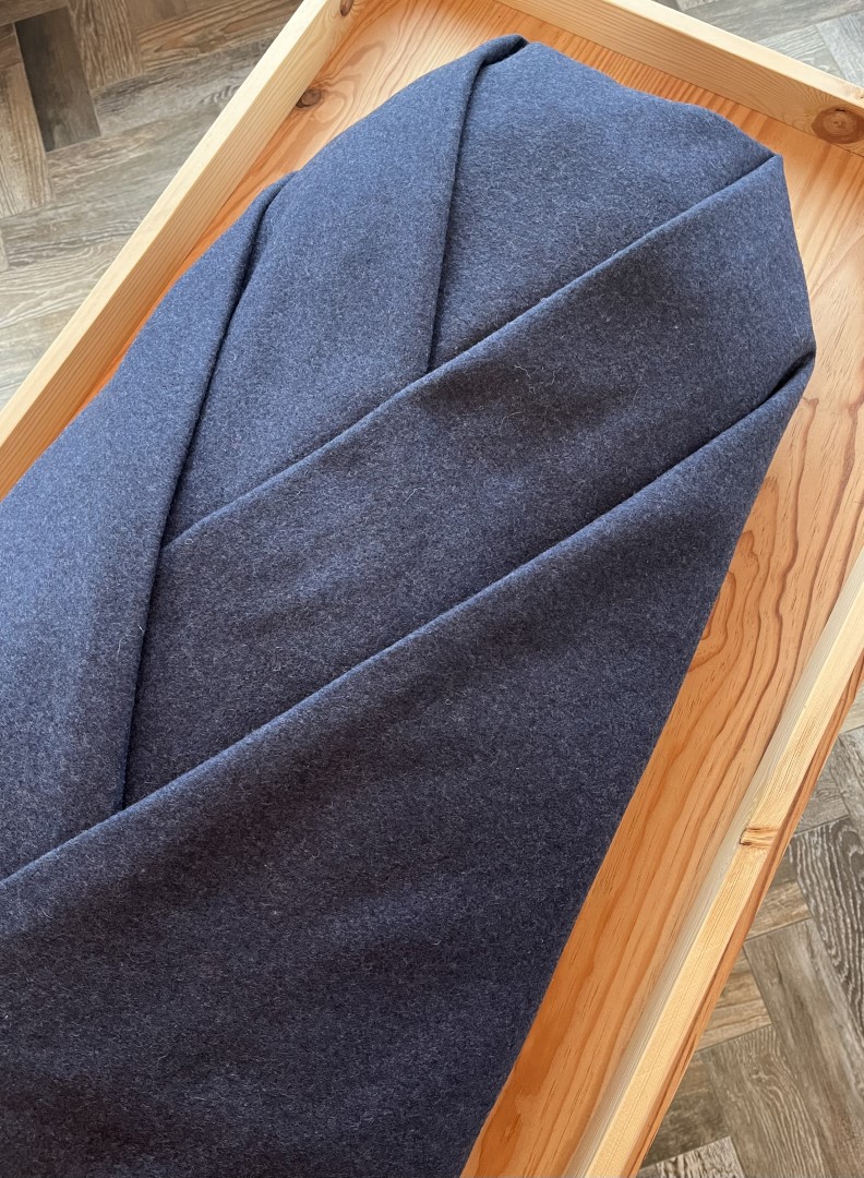 Wade Thuis een mooie luxe, dubbelzijdige wikkeldoek van blauwe linnen en wol, zacht en duurzaam, geheel biologisch afbreekbaar in ons assortiment. 