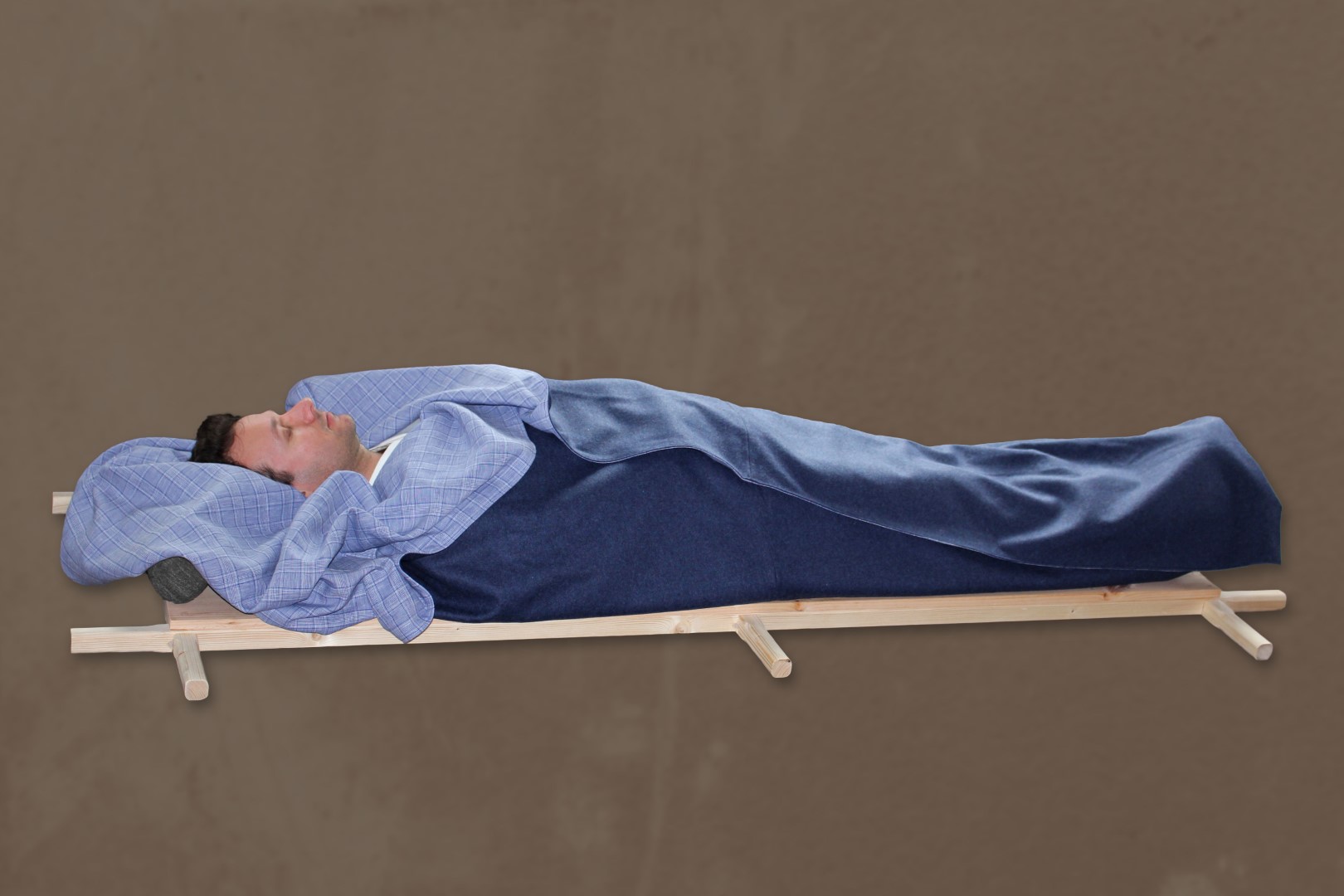 Wade Thuis een mooie luxe, dubbelzijdige wikkeldoek van blauwe linnen en wol, zacht en duurzaam, geheel biologisch afbreekbaar in ons assortiment. 