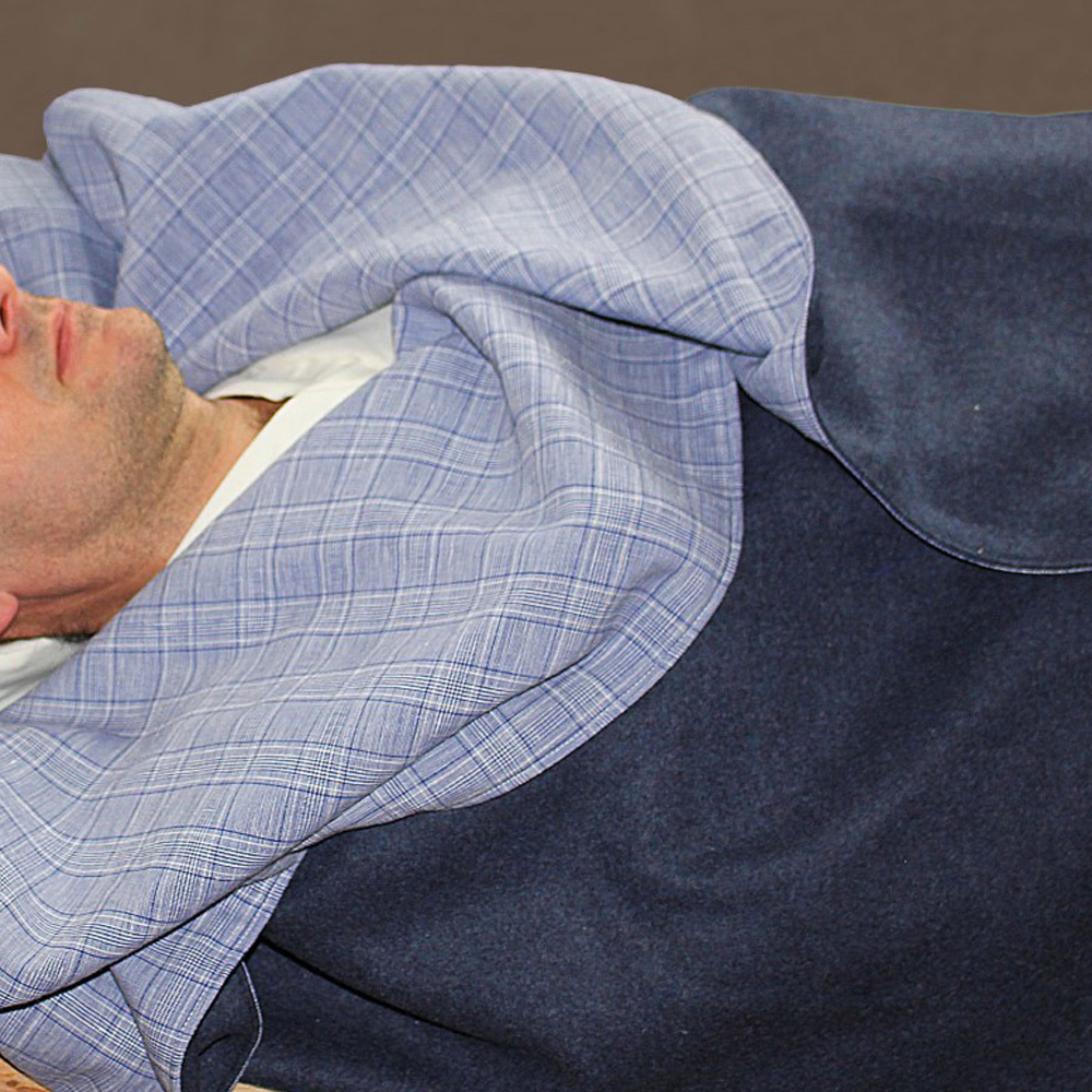 Wade Thuis een mooie luxe, dubbelzijdige wikkeldoek van blauwe linnen en wol, zacht en duurzaam, geheel biologisch afbreekbaar in ons assortiment. 